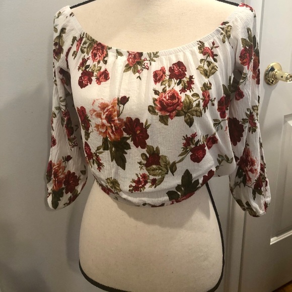 Ambience Tops - Women’s Ambiance Cropped Top size small